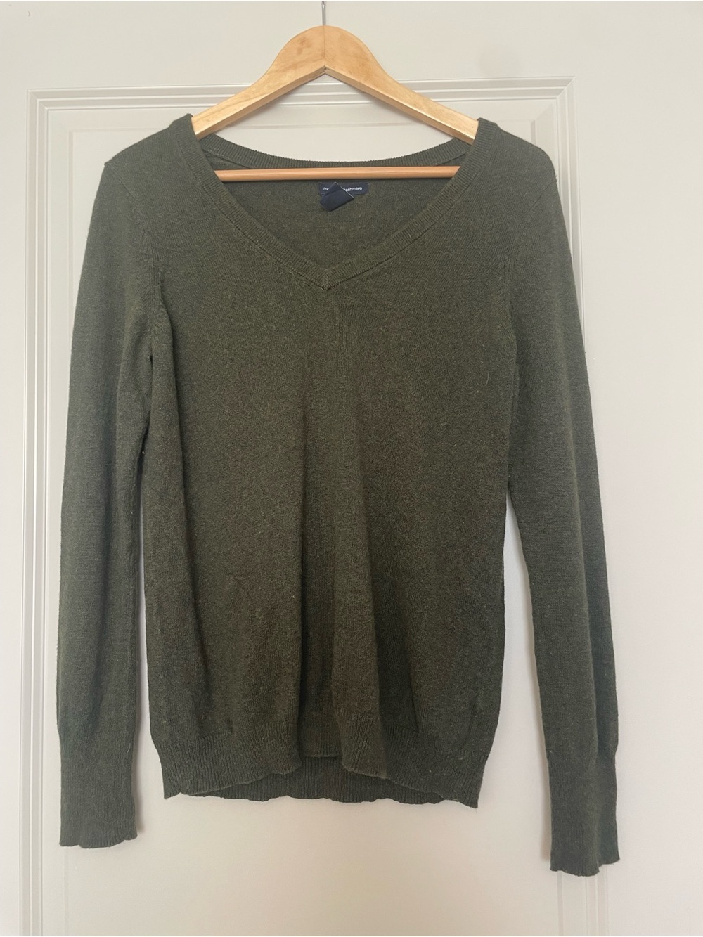 GAP Men’s Cotton Cashmere Blend V-Neck Sweater in Olive